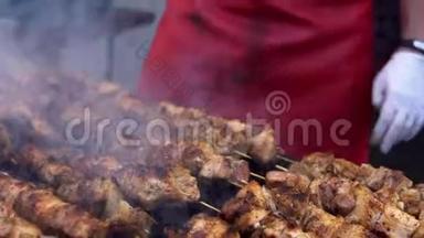 男人在烧烤烧烤架上为他的朋友在<strong>夏季</strong>户外聚<strong>会</strong>上煮肉。 用热炭煮猪肉。 特写